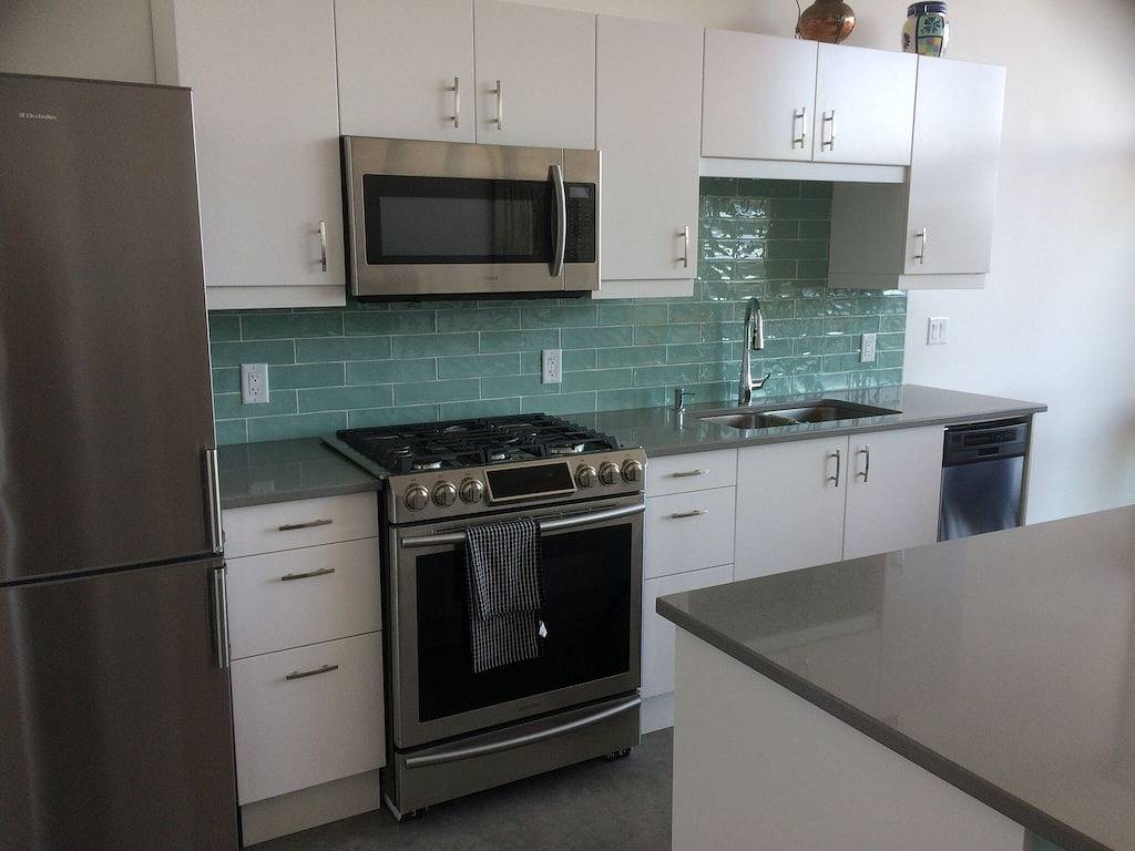 Privater, herzhafter See- / Bergblick, Whirlpool, perfekte Flucht für Paare. in Peachland, Regional District of Central Okanagan