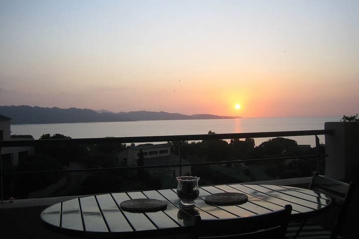 Location de vacances pour 4 personnes, avec piscine ainsi que jardin et terrasse à Saint-Florent