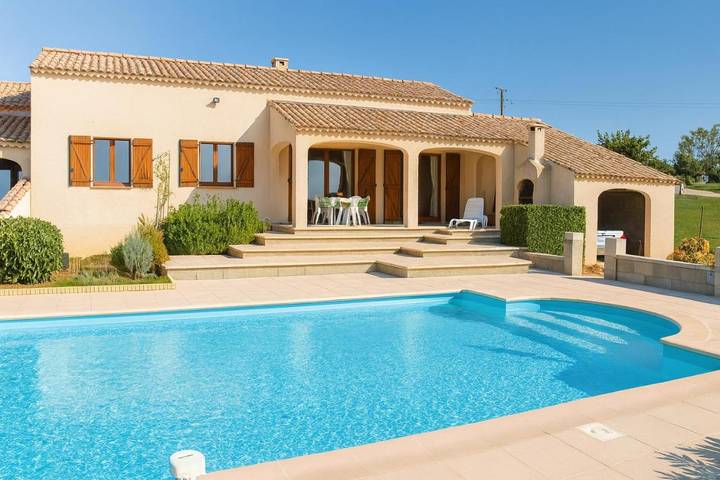 Location de vacances pour 8 personnes, avec piscine ainsi que vue et jardin, animaux acceptés à Montagnac-Montpezat