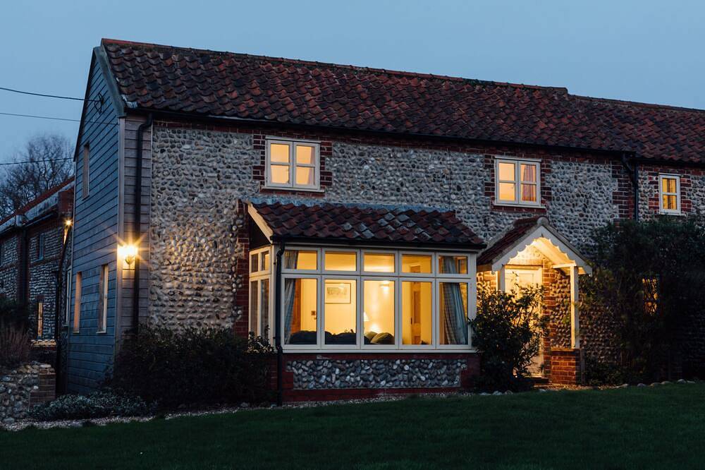 Gorgeous flint cottage overlooking the marshes, walking distance to beach in Salthouse, Norfolk Coast