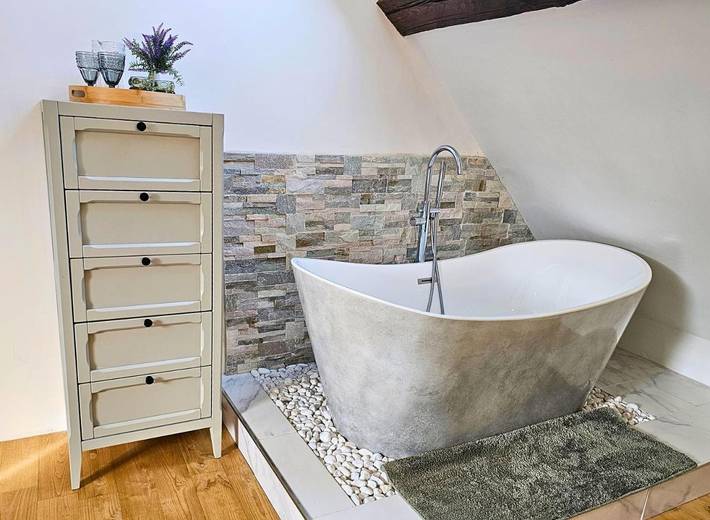 Location de vacances pour 3 personnes, avec jardin ainsi que vue et piscine à Saint-Yrieix-la-Perche - 2