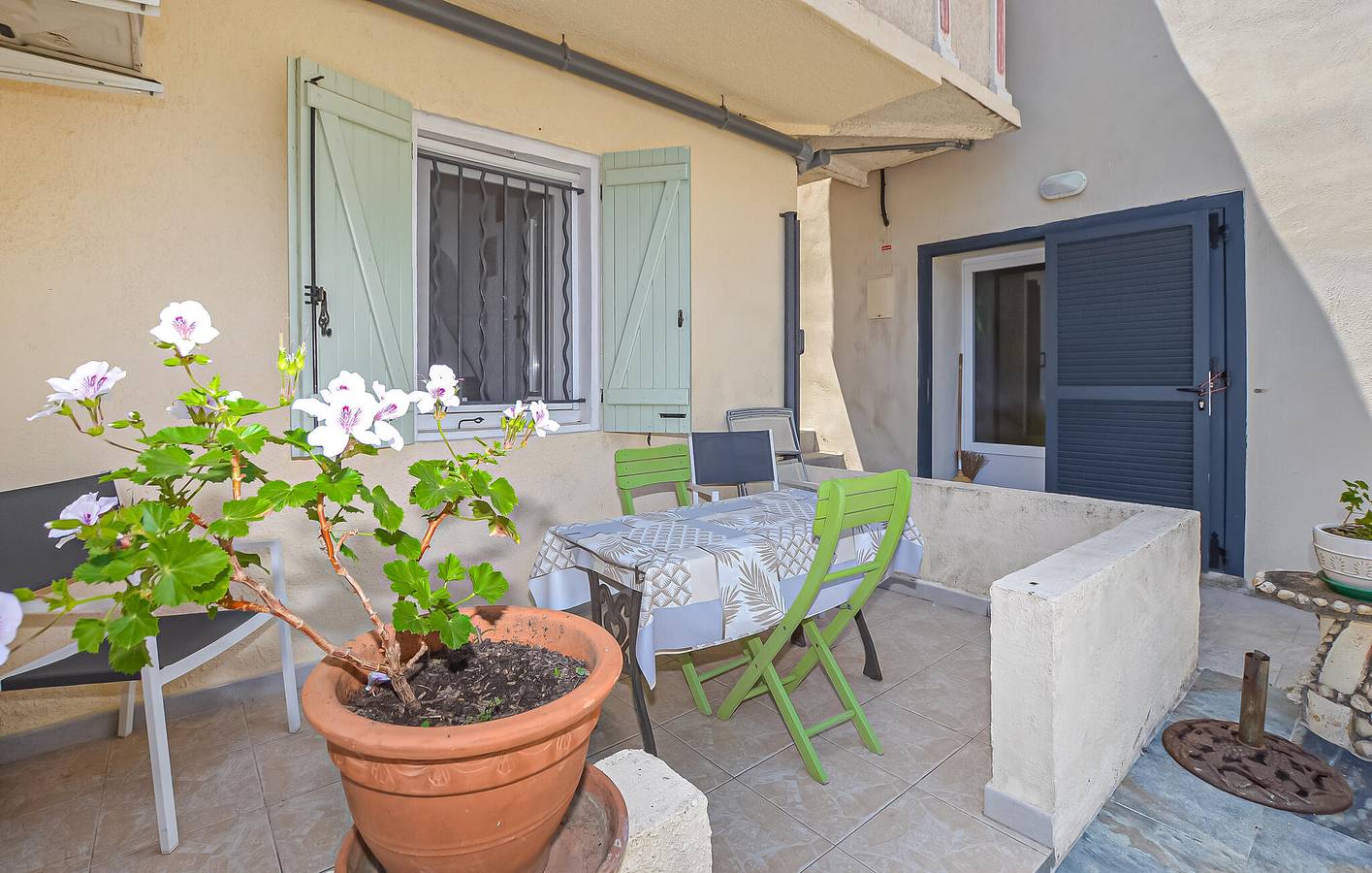 Appartement de vacances entier, Appartement confortable au rez-de-chaussée avec terrasse, près de la plage de la Crique de l'Arinella in Bastia, Cap Corse