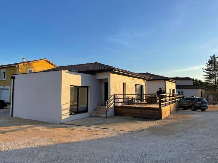 Location de vacances pour 8 personnes, avec jardin ainsi que terrasse et vue à Saint-Julien-les-Rosiers - 2