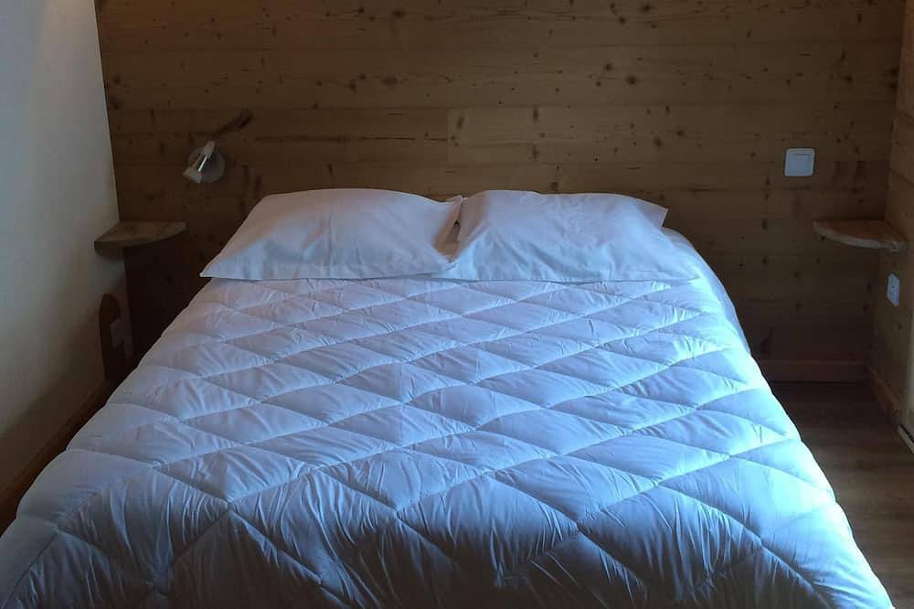 Entire apartment, Mountain-style apartment La Datcha 2 (sleeps 4) in the old village in Bonneval-sur-Arc, Saint-Jean-de-Maurienne region