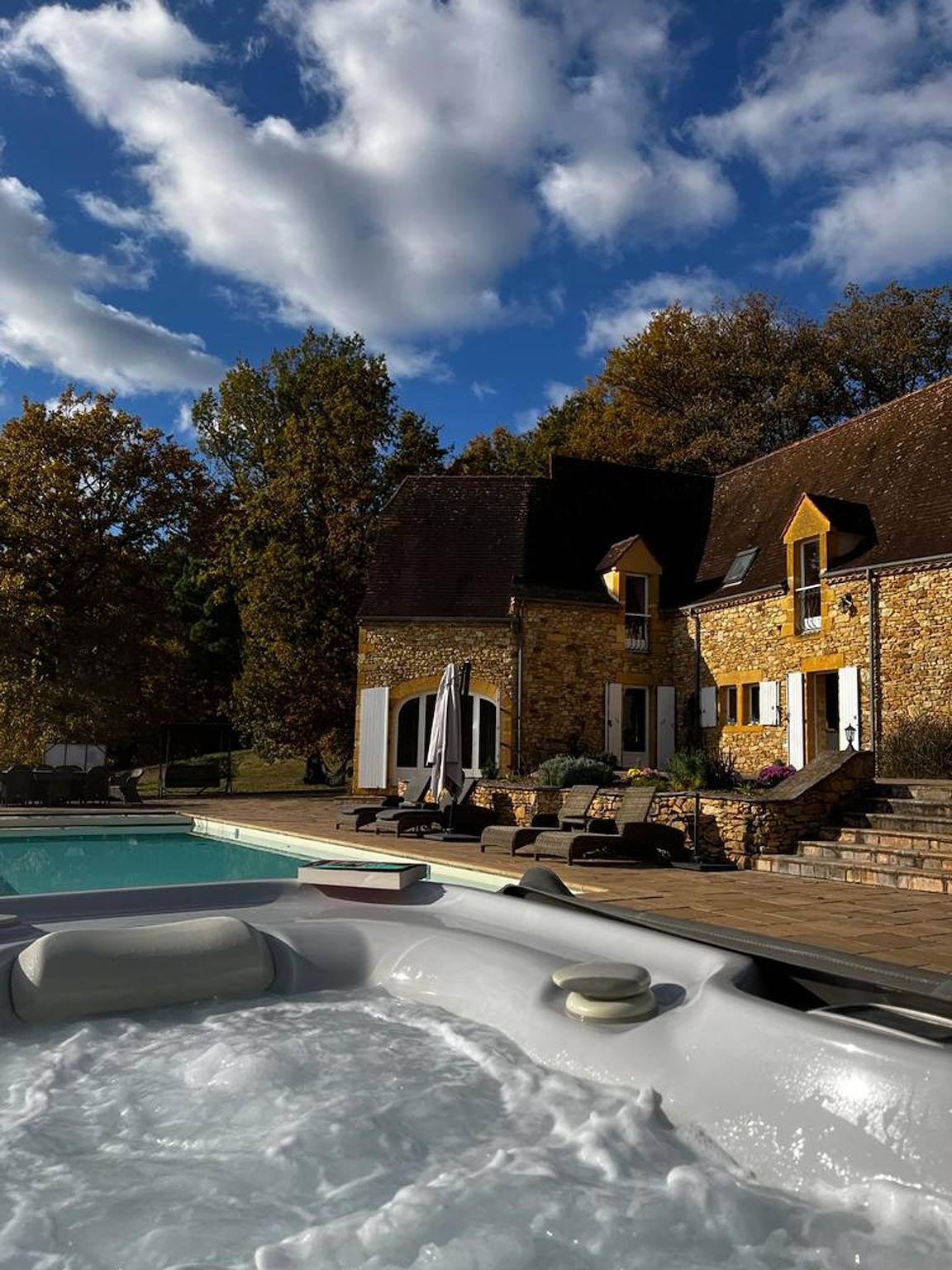 Luxury secluded chateau with pool and hot tub in Beynac-et-Cazenac, Périgord Noir