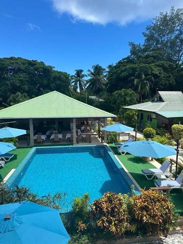 Maison d’hôte pour 3 personnes, avec piscine et terrasse ainsi que jardin et vue dans La Digue
