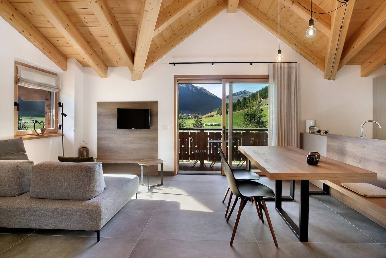 Appartement entier, Appartement 'Botton D'oro Camping Stella Alpina' avec vue sur la montagne, jardin partagé et Wi-Fi in Livigno, Valtellina