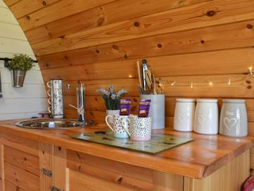 Log Cabin for 2 People in Swansea region, South-Wales, Photo 4