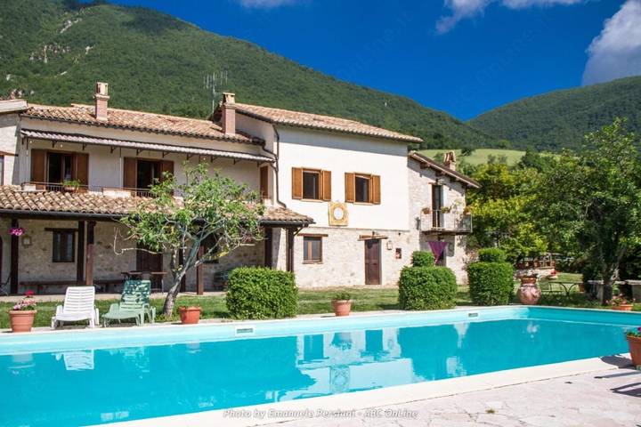 Casa vacanza per 2 persone, con Terrazza e Giardino nonché Piscina e Panorama a Cerreto di Spoleto