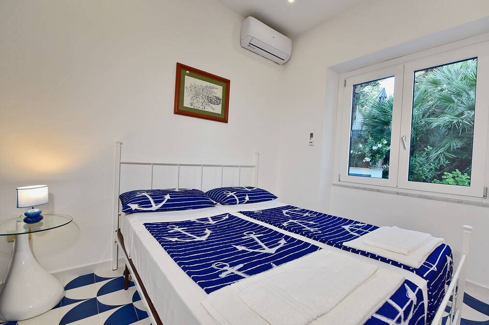 Entire apartment, Felice 1 with private terrace and sea view in Castellabate, Cilento