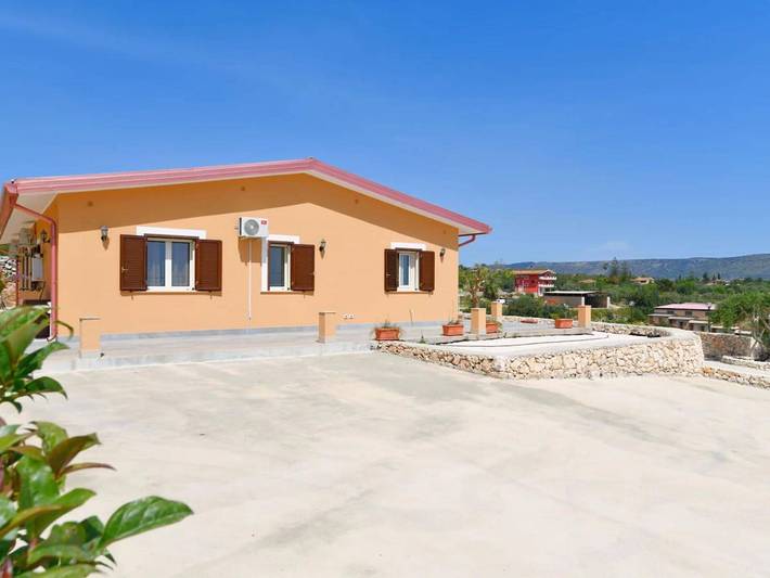 Casa vacanza per 8 persone, con terrazza e piscina, con animali domestici a Floridia