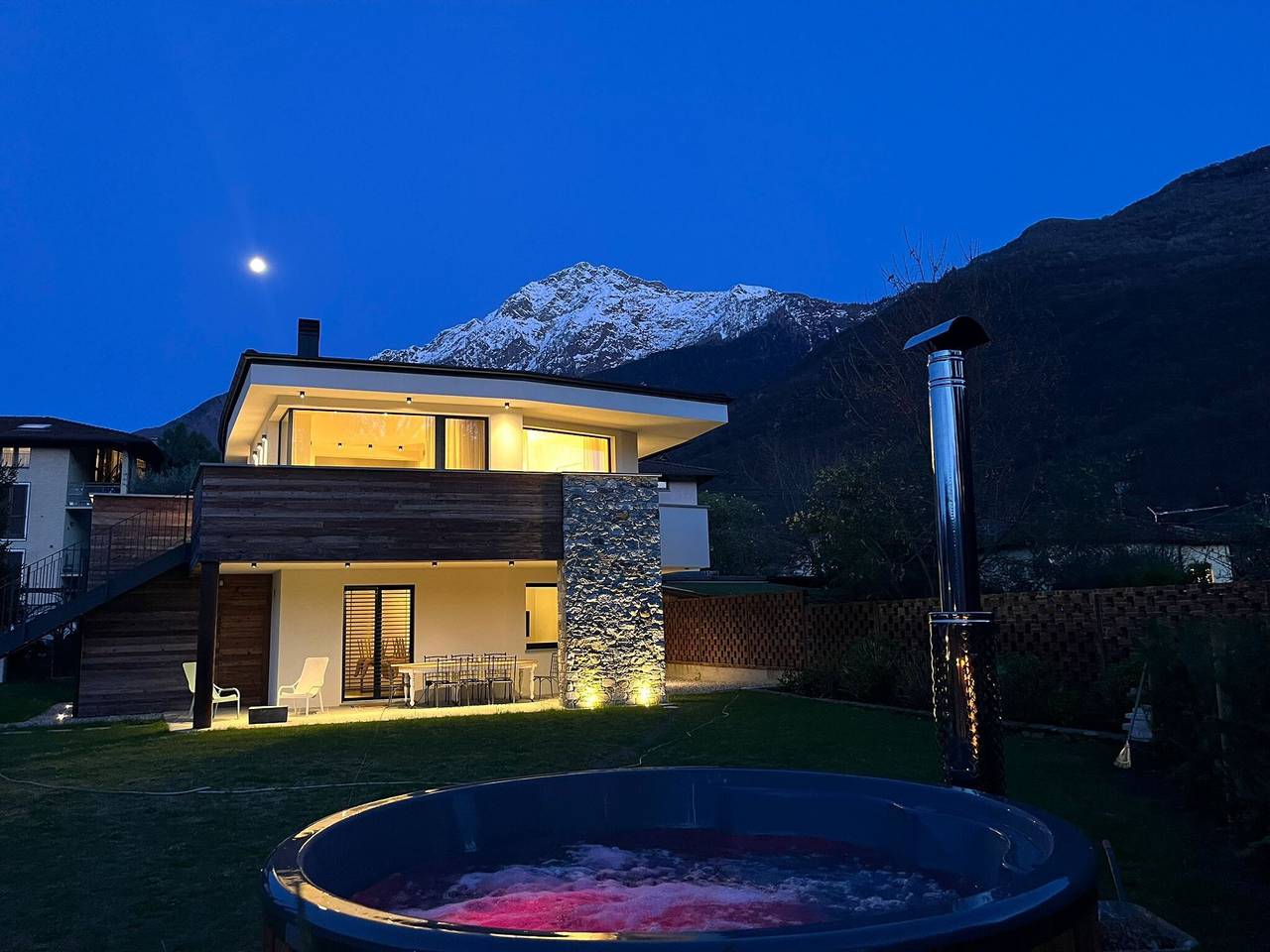 Ganze Wohnung, Ferienwohnung 'La Villa del Lago in Giardino' mit Meerblick, Wlan und Klimaanlage in Colico, Orobie Alpen West