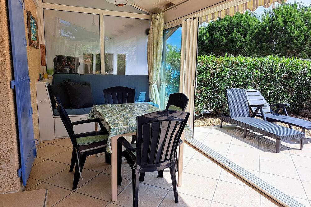 Lovely Corner house with wintergarden, 2 bedrooms, Wifi, 4 people, in a secured residence Le Clos... in Portiragnes Plage, Portiragnes