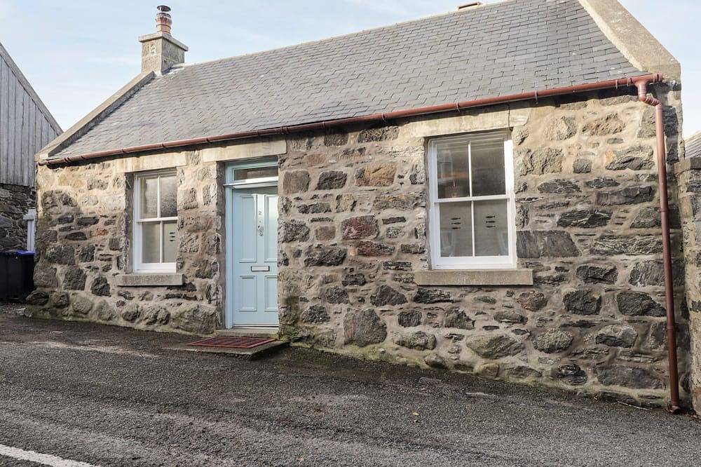 2 Seafield Place, pet friendly, character holiday cottage in Portsoy in Portsoy, Aberdeenshire