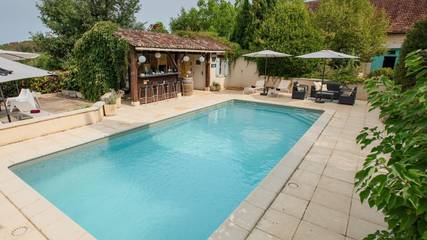 Location de vacances pour 4 personnes, avec piscine et terrasse à Dégagnac