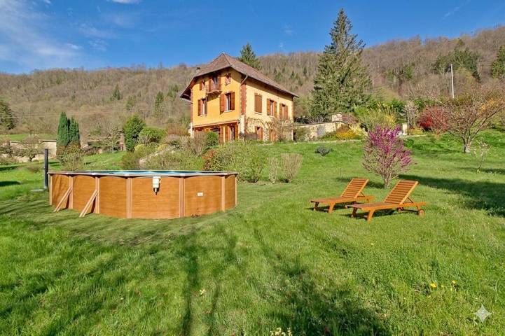 Location de vacances pour 15 personnes, avec piscine ainsi que terrasse et vue, animaux acceptés dans Saint-Bueil