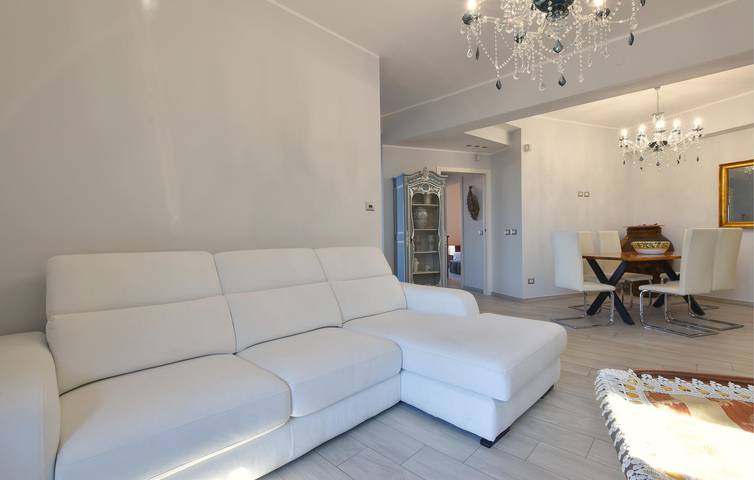 Apartamento vacacional entero, Acogedor apartamento junto a la playa con WiFi y aparcamiento in Gioiosa Marea, Provincia de Messina