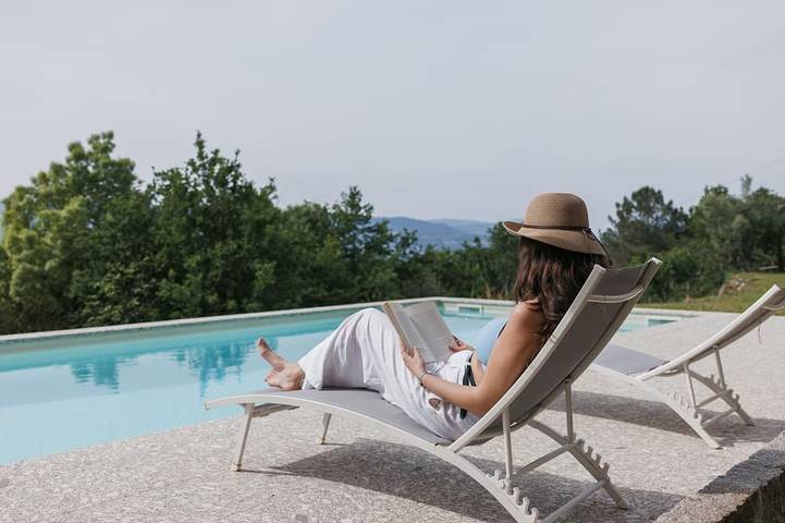 Gîte pour 10 personnes, avec piscine ainsi que balcon et jardin