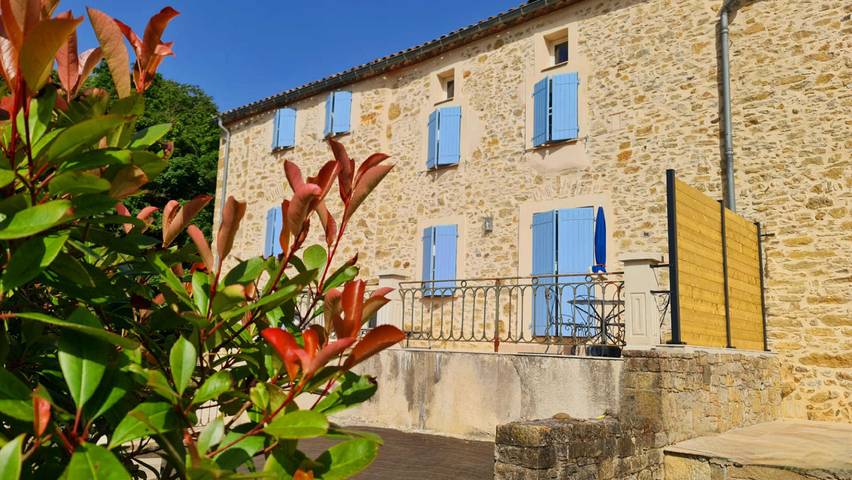 Gîte pour 4 personnes, avec Terrasse ainsi que Jardin et Piscine