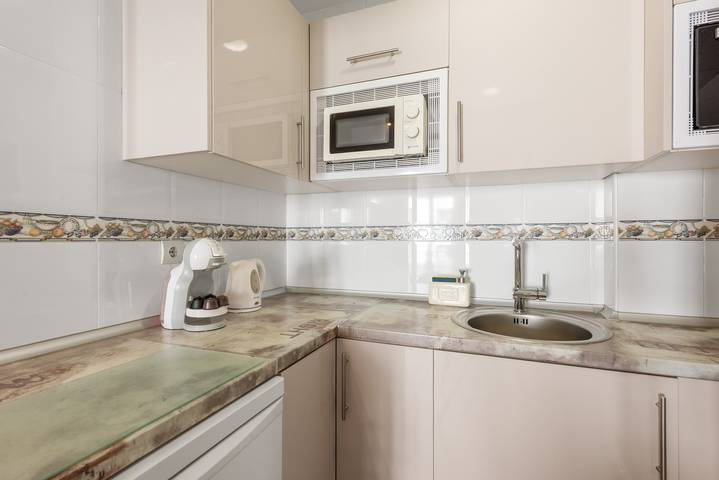 Entire apartment, ‘Málaga Centro Bonito’ Apartment with Balcony, Wi-Fi and Air Conditioning in Malaga Centro Historico, Malaga
