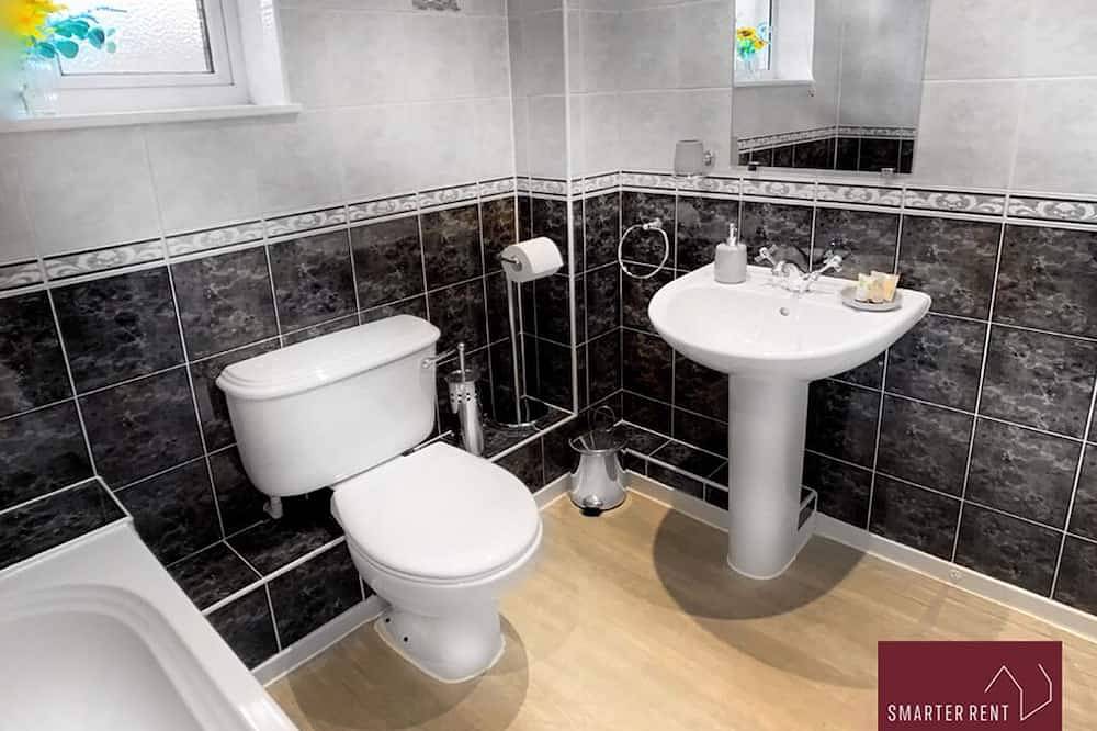 Entire apartment, Woking - 2 Bedroom House - With Garden in Woking, Surrey