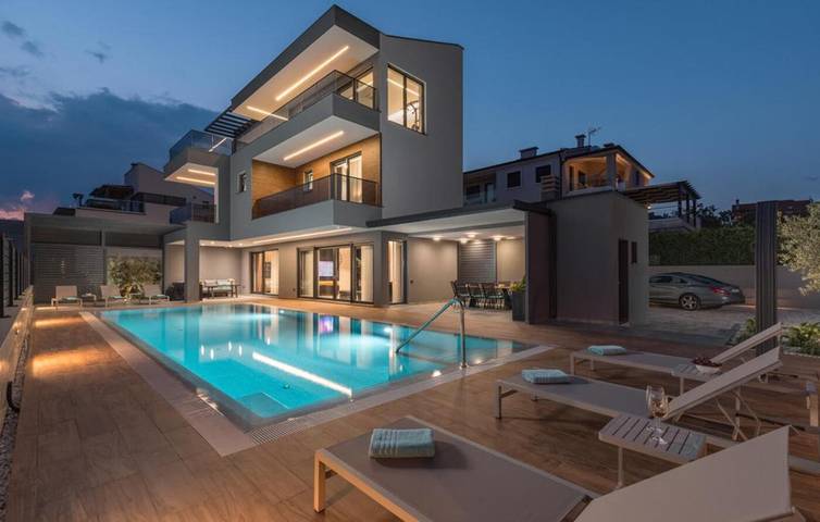 Villa für 8 Personen, mit Whirlpool und Pool sowie Garten in Fazana