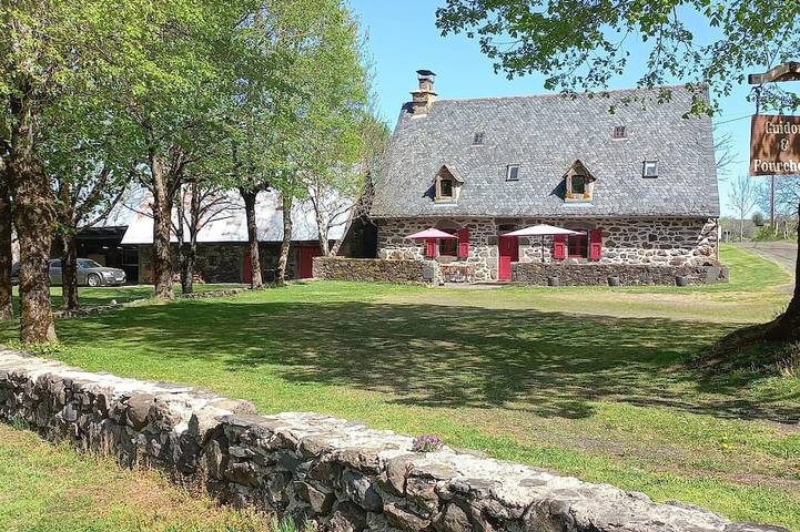 Chambre d’hôte pour 2 personnes, avec jardin dans le Cantal