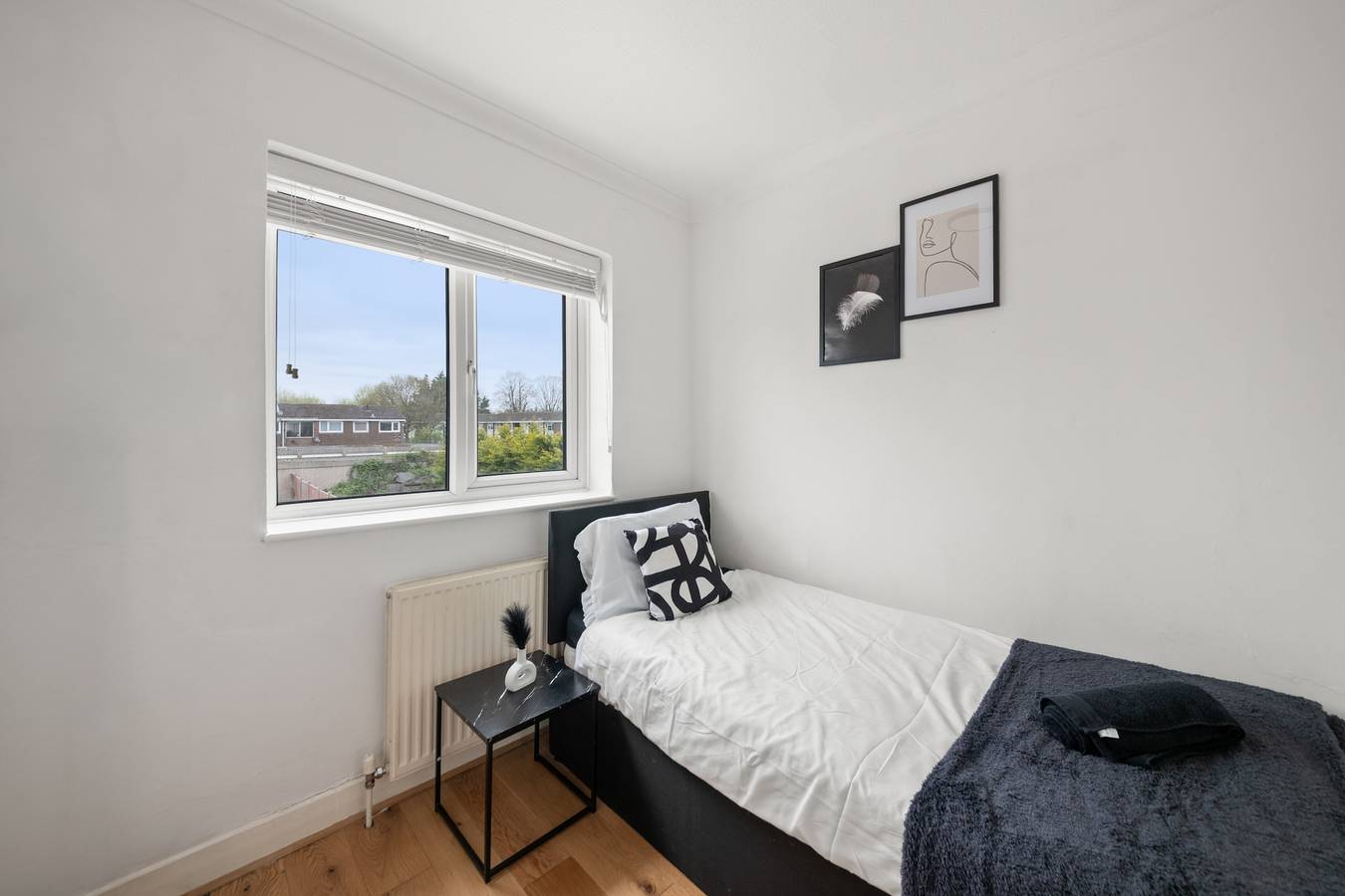 House Sleeps 10 with Enclosed Garden in Reading, Berkshire