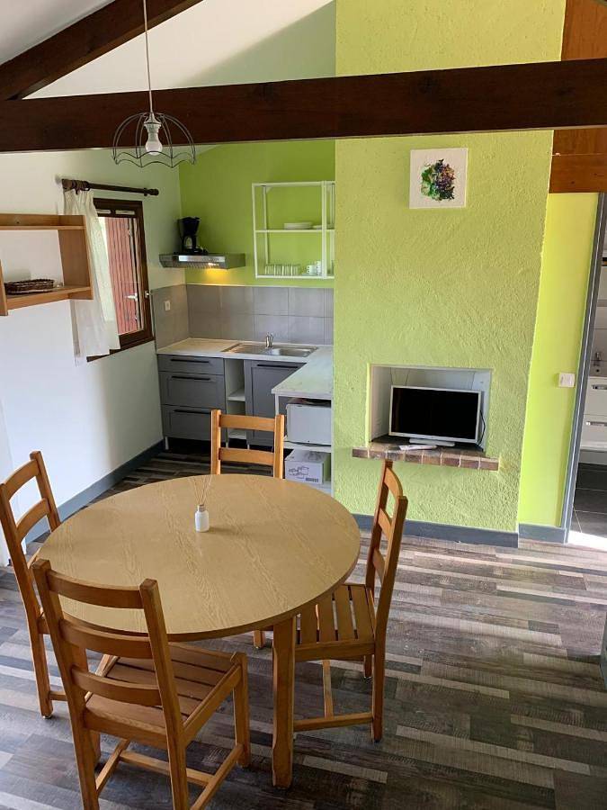 Location de vacances pour 5 personnes, avec piscine ainsi que vue et jardin à Leyme - 3