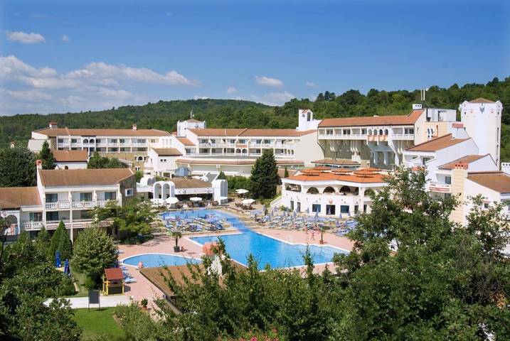 Bungalow para 3 personas, con piscina para niños y jardín además de sauna y piscina en Bulgaria