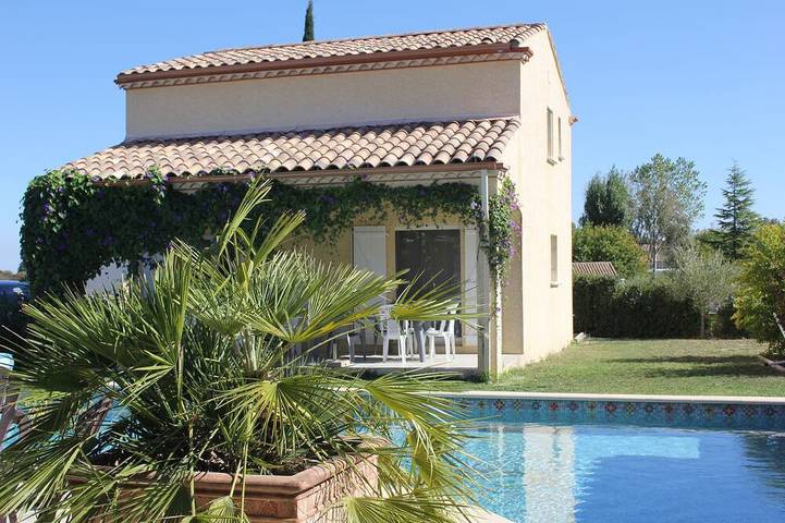 Gîte pour 6 personnes, avec terrasse ainsi que jardin et piscine à Saint-Jean-de-Cornies