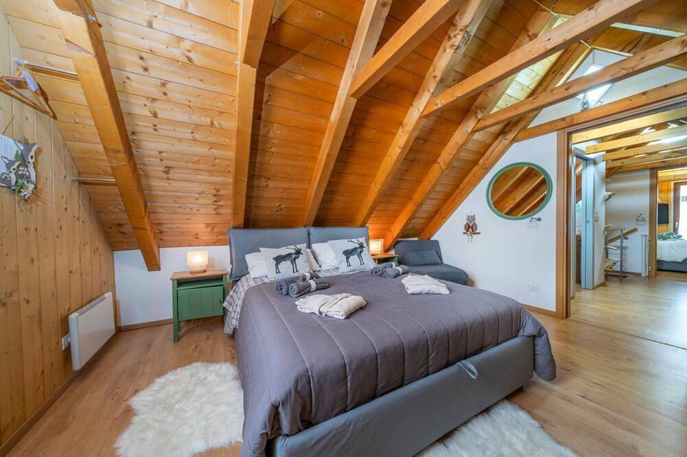 A large and charming renovated chalet with a private entrance, measuring 145 square meters, perfect for 10 people.The property, located in a quiet and private location, is surrounded by woods yet only 800 meters from the ski slopes and bike path: it's an in Tarvisio, Udine Province