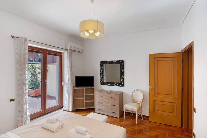 Appartement entier, Appartement « Grand Terrace Family Home » avec terrasse privée, Wi-Fi et climatisation in Sorrento, Sorrento Coast