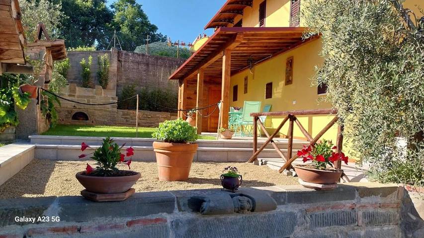 Agriturismo per 2 persone, con Balcone e Terrazza nonché Giardino e Piscina a Montevarchi