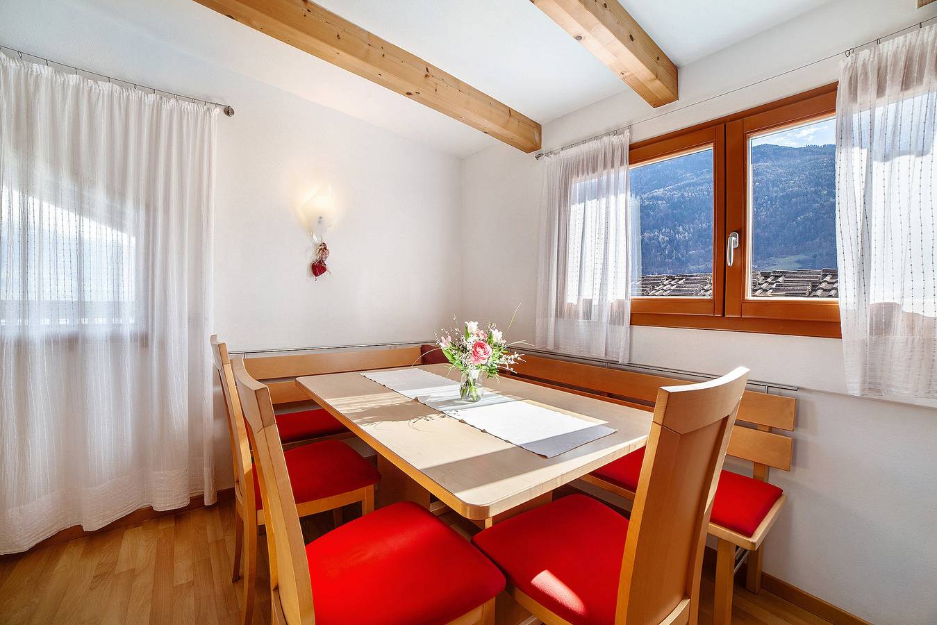 Bauernhaus 'Fröhlichhof Wohnung Panorama' mit Bergblick, Gemeinschaftspool und Wlan in Mitterplars, Algund