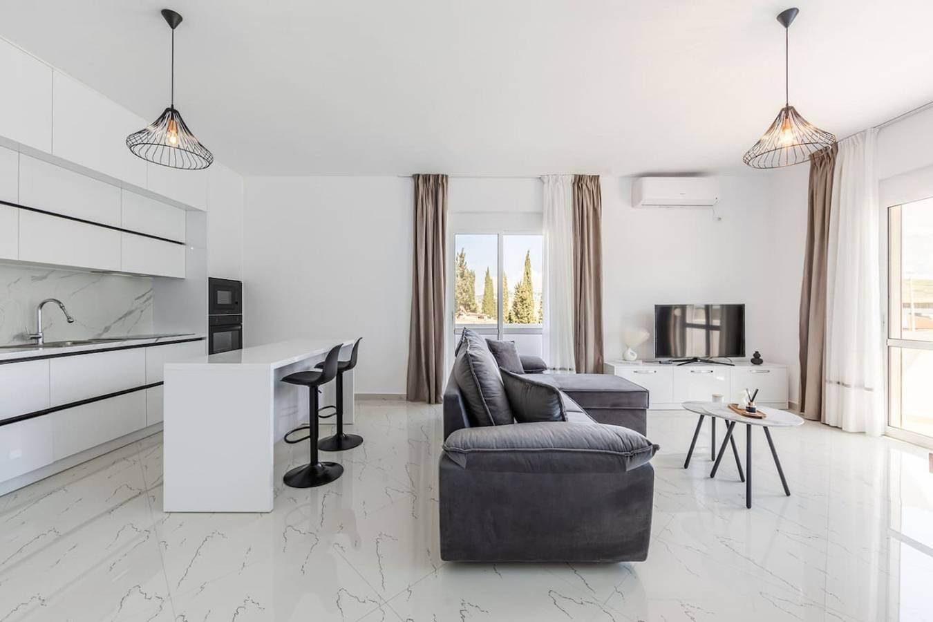 Ganze Wohnung, Ferienwohnung für 4 Personen mit Balkon in Golem, Albanien