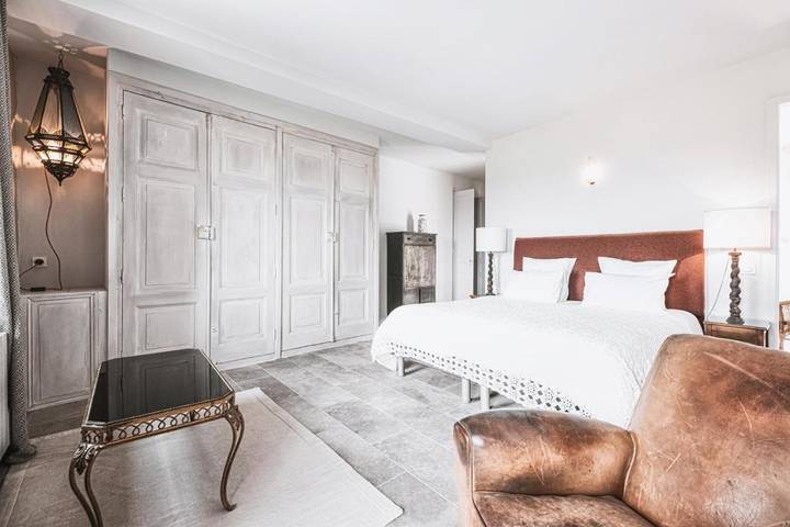 Location de vacances pour 12 personnes, avec jardin ainsi que vue et piscine, animaux acceptés à Puycelsi - 3