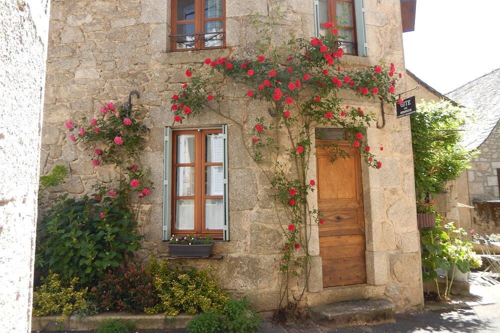 A proximité de Conques Et D'Estaing Gîte les hirondelles in Espeyrac, Aveyron
