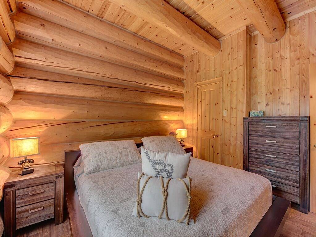 Chalet for 14 Guests in Quebec, Canada