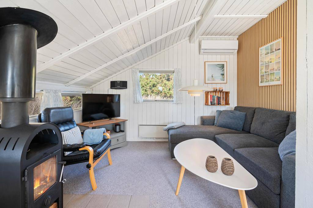 Nature-focused holiday home for 4 with fireplace and free Wi-Fi in Sondervig, Holmsland Klit