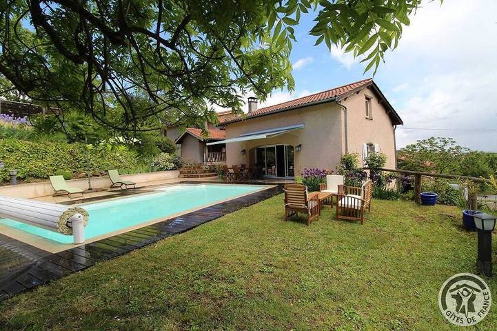 Location de vacances pour 4 personnes, avec Jardin et Piscine à Vaugneray