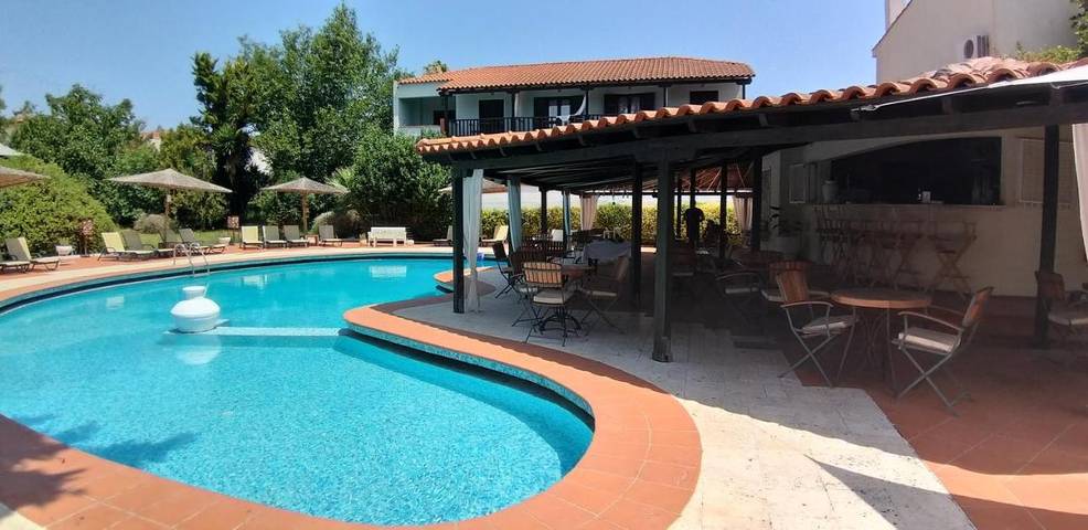 Location de vacances pour 2 personnes, avec piscine et bassin pour enfant ainsi que jardin et vue, animaux acceptés à Afitos