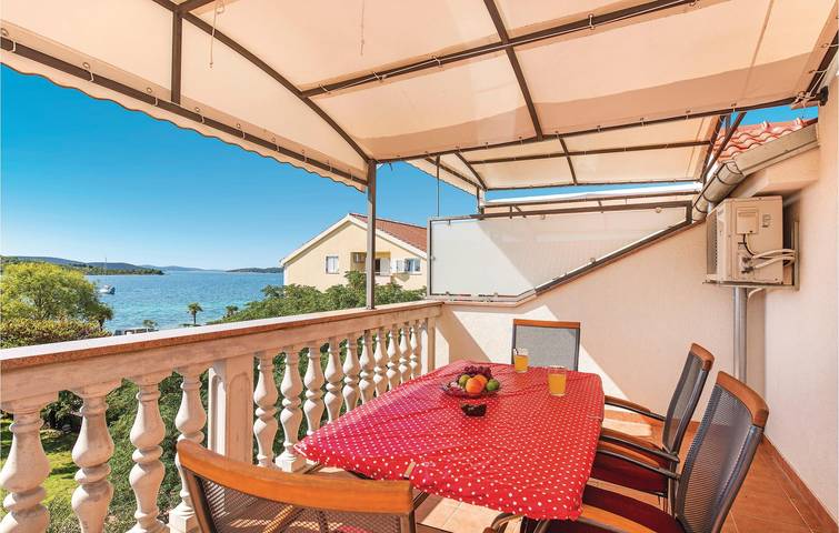 Ganze Ferienwohnung, Gemütliche Ferienwohnung mit Terrasse und WLAN, 2 km vom Strand entfernt in Srima, Šibenik-Knin