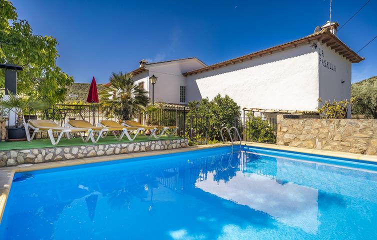 Moderno apartamento con piscina, barbacoa e Internet in Castillo de Locubín, Sierras Subbéticas