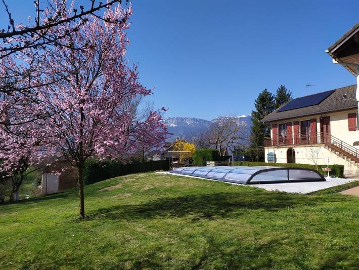Appartement de vacances pour 6 personnes, avec piscine ainsi que terrasse et jardin