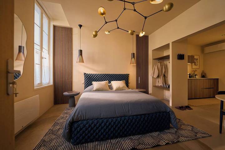 Entire apartment, Atypical suite with private jacuzzi - downtown Cognac in Cognac, Charente
