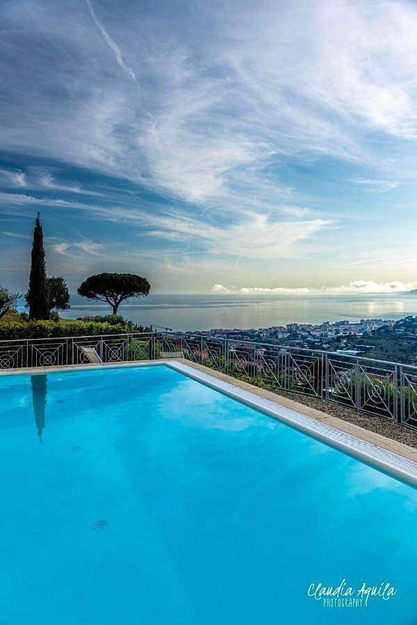 B&b per 3 persone, con Terrazza e Idromassaggio nonché Giardino e Piscina a Bordighera