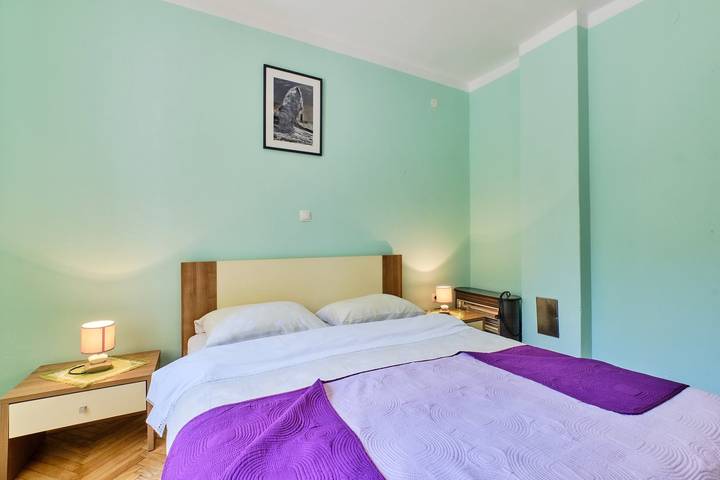 Ganze Wohnung, Das Apartment Ady 2 befindet sich im Erdgeschoss in Mali Losinj. Es ist möglich, 2 Personen unterzubringen. Es liegt in der Nähe des Strandes in der Gegend von Zagazinjine, 450 m vom Zentrum entfernt. in Mali Lošinj, Lošinj (Kvarner Bucht)