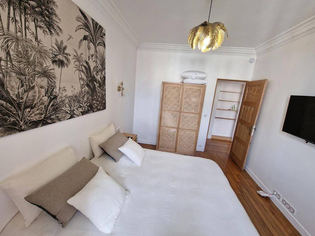 Appartement entier, One-Bedroom Apartment in Enghien-les-Bains, Val-d'Oise