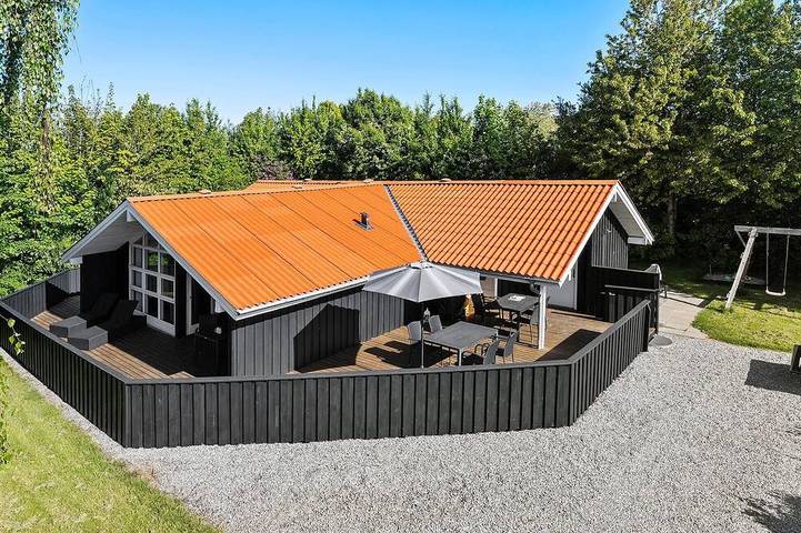 Ferienhaus für 8 Personen, mit Garten und Sauna in Pøt Strandby